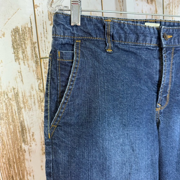 Izod Denim Women's Bermuda Shorts. Size 12. In excellent condition! - Picture 3 of 6